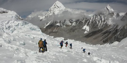 Bersih-Bersih Gunung Everest: 11 Ton Sampah dan Empat Jasad Pendaki Diturunkan