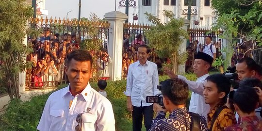Jokowi Bagi-Bagi 3.000 Paket Sembako di Yogyakarta
