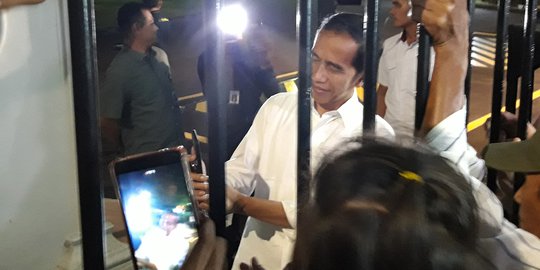 Jokowi Ajak Warga Swafoto dan Bagi-Bagi Kaos di Depan Gedung Agung