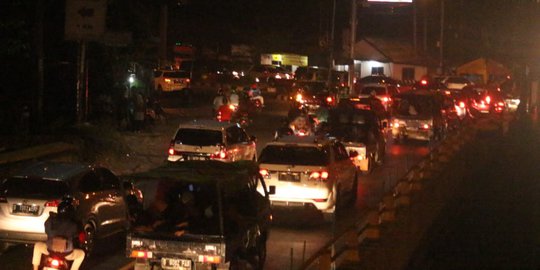 Kendaraan Arah Jakarta Menumpuk di Simpang Jomin Cikampek