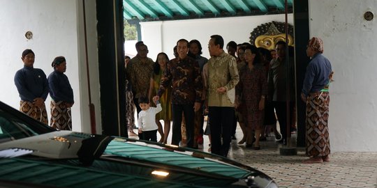 Keluarga Jokowi Gelar Pertemuan Tertutup 30 Menit dengan Sultan HB X