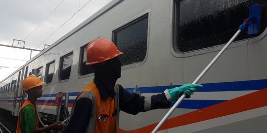 Para Pencuci Kereta, Bekerja Atas Nama Kenyamanan Pemudik