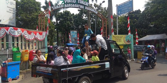 Banyak Pengunjung Ragunan Datang Naik Pikap dan Truk
