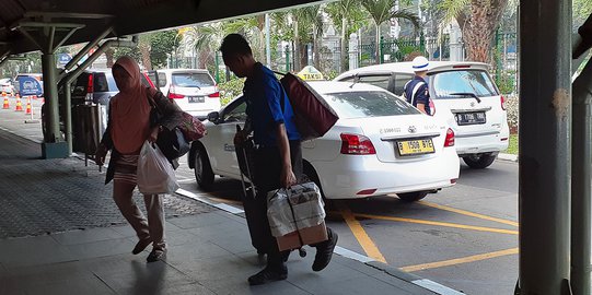 Bersyukur dan Sabar, Kunci Porter Stasiun Gambir Melayani Penumpang