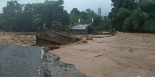 Jembatan Hanyut Terbawa Banjir, Jalur Trans Sulteng-Sultra Terputus