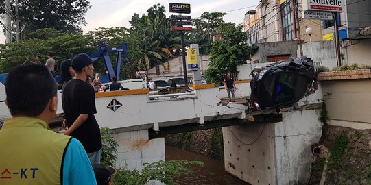 Kondisi Sedan Hitam Nyaris Tercebur Kali di Pasar Minggu