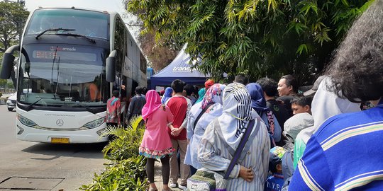 Antusias Warga Antre Bus Wisata ke Kota Tua Sejak Pagi