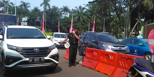Urai Kemacetan Parah di TMII, Petugas Gunakan Pengeras Suara