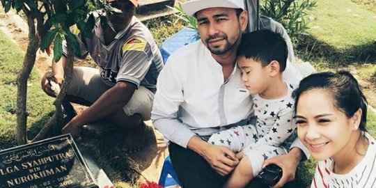 Momen Lebaran, Raffi Ahmad Ziarah ke Makam Olga Syahputra