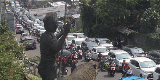 Antrean Kendaraan Mengular di Ruas Tol Bawen-Semarang
