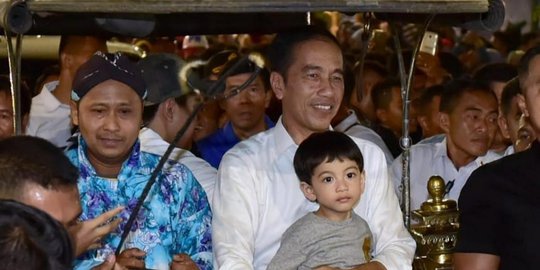 Sebelum ke Solo, Jokowi Bersama Keluarga Belanja Batik di Pasar Beringharjo