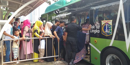 Antusiasme Warga Liburan Naik Bus Listrik Transjakarta Keliling Monas