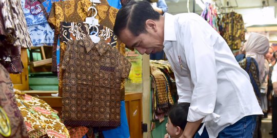 Belanja Batik di Pasar Beringharjo, Jokowi Beri Uang Kembalian ke Pedagang