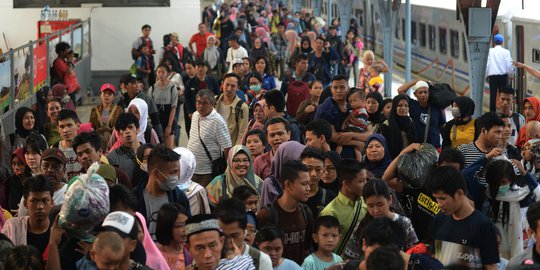 Memantau Kepadatan Arus Balik di Stasiun Pasar Senen