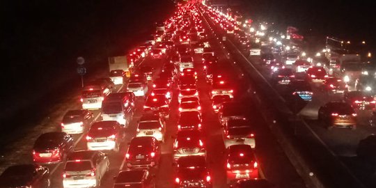 Arus Balik, Kendaraan Nyaris Tak Bergerak di Tol Cikampek Arah Jakarta