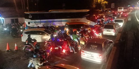 Tak Hanya Jalan Tol, Jalur Pantura dan Arteri Cikampek - Jakarta Juga Macet