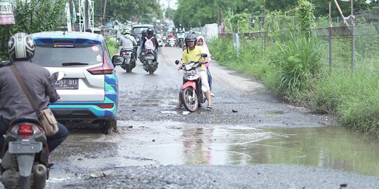 Macet Parah, Arus Balik di Sambas Terhambat Gara-gara Jalan Rusak