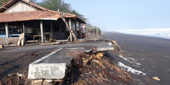 Pantai Selatan Dilanda Gelombang Tinggi Hindari Ke Pantai