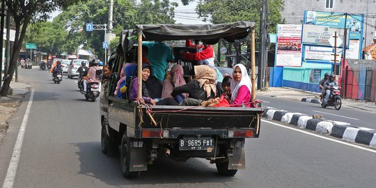 Warga Nekat Gunakan Mobil Bak Terbuka untuk Berwisata