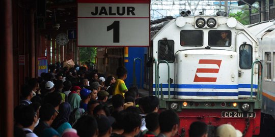 Begadang Demi Dapatkan Tiket Kereta Menuju Rumah