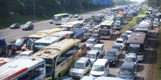 Kisah Pemudik Terjebak Macet Hingga 15 Jam di Tol Trans Jawa