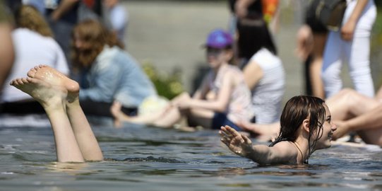 Musim Panas, Gadis-Gadis Rusia Berendam di Kolam Air Mancur