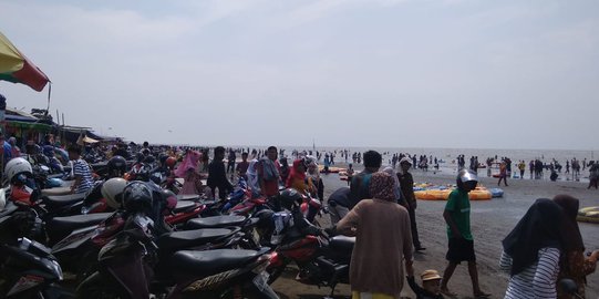 Pantai Tanjung Pakis Karawang Masih Jadi Primadona Wisatawan Liburan Lebaran Merdeka Com