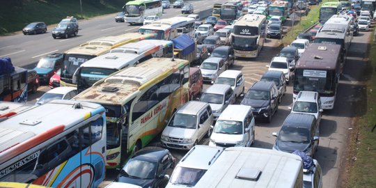 Arus Balik di Gerbang Tol Cikampek Utama Macet, Pemudik Terjebak 2 Jam