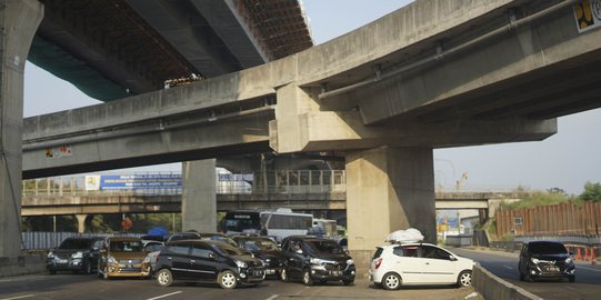 Aksi Pengendara Terobos Pagar Pembatas Tol Jakarta-Cikampek