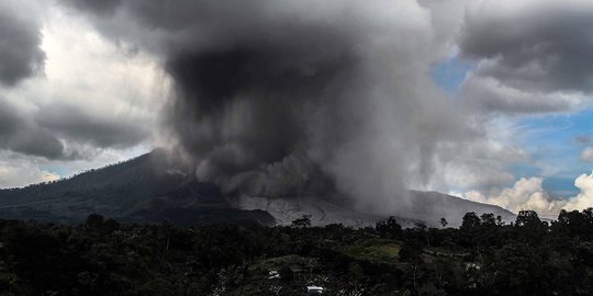 Gunung Sinabung Kembali Erupsi, Tinggi Kolom Abu di Atas Puncak Capai 7.000 Meter