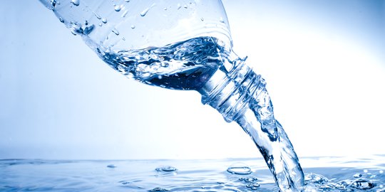 Benarkah Air Mineral Kemasan Bisa Kedaluwarsa?
