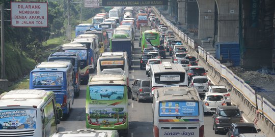 Dampak Penerapan One Way, Jalan Arteri Karawang-Cikampek Macet Dua Arah