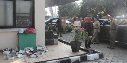 Sidak Satpol PP, Ade Yasin Ngamuk Lihat Sampah Makanan dan Puntung Rokok Berserakan