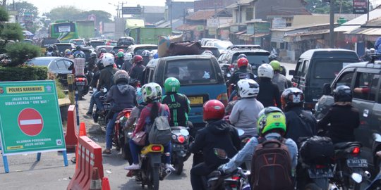 Jalur Arteri Cikampek-Karawang Masih Padat Arus Balik, Jarak 2 Km Ditempuh 2 Jam