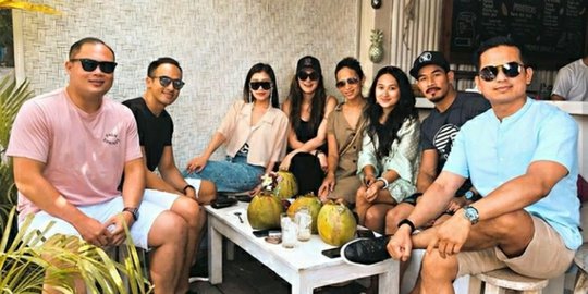 Luna Maya Unggah Foto Keluarga Faisal Nasimuddin, Baim Wong: Pacar Luna Yang Mana Ya?