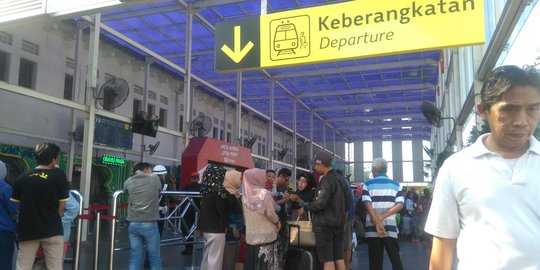 Libur Lebaran Selesai, Stasiun Senen Masih Dipadati Arus Balik Pemudik