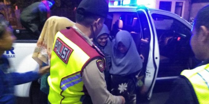 Kisah Polisi Bantu Pemudik Melahirkan saat Mobilnya Mogok
