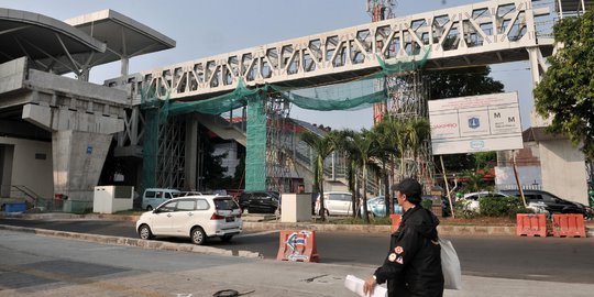 Melihat Pembangunan Skybridge Penghubung LRT-Transjakarta Velodrome