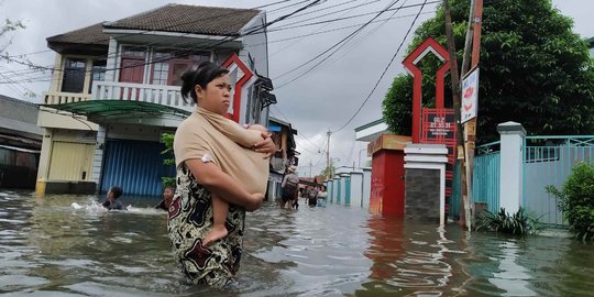 Korban Banjir Samarinda Antre Kebutuhan Balita dan Wanita