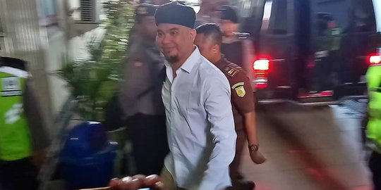 Terbang ke Jakarta, Ahmad Dhani Akan Dikawal 6 Petugas
