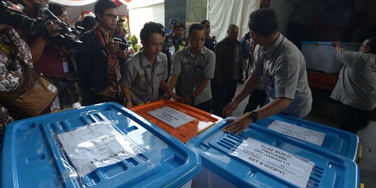 KPU Serahkan Barang Bukti Sengketa Pemilu 2019 ke MK