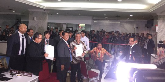 Datang Bersama, KPU dan Bawaslu Kompak Serahkan Berkas Jawaban PHPU Pilpres ke MK