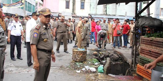 Tertibkan PKL Pasar Kampung Lalang, Petugas Satpol PP Nyaris Ditikam Pedagang