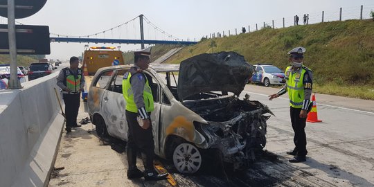 2 Balita Selamat Usai Mobil Tabrak Truk Terguling dan Terbakar di Jalan Tol