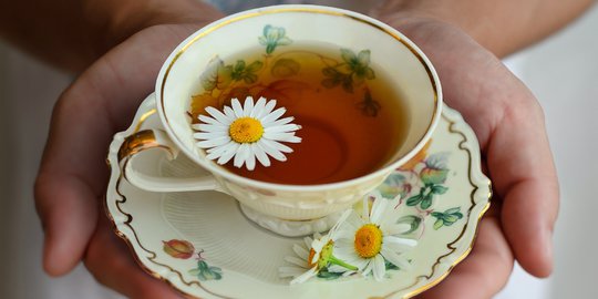 3 Cara Memanfaatkan Chamomile Tea untuk Perawatan Kecantikan