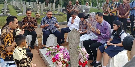 Doa SBY saat Ziarah: Mohon kepada Allah SWT agar Memo Tetap Harum