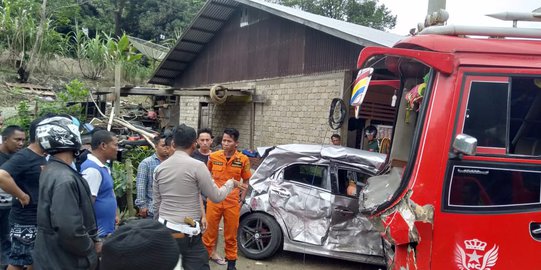 Bus Tabrakan dengan Brio di Kampar, Pengemudi dan Bayi Alami Luka