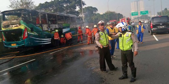Pecah Ban, Bus Mekar Prima Terbakar di Jalan Tol