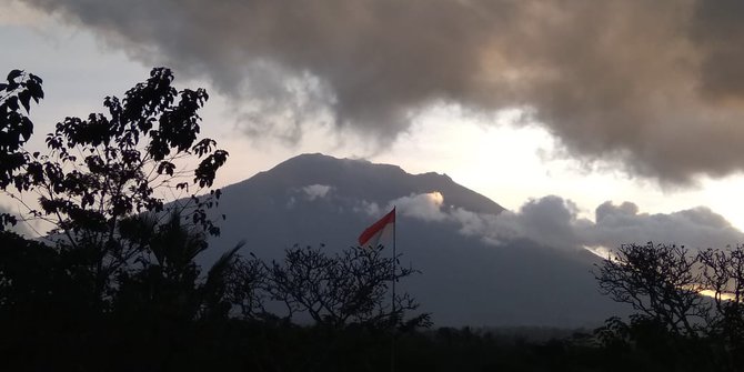 Vona Merah Dampak Erupsi Gunung Agung Tak Ganggu Penerbangan di Bandara Ngurah Rai
