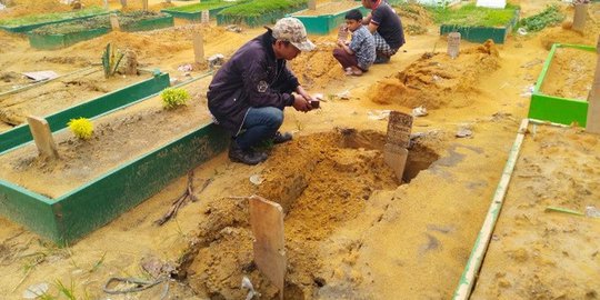 Sejumlah Makam di Pekanbaru Julurkan Kain Kafan